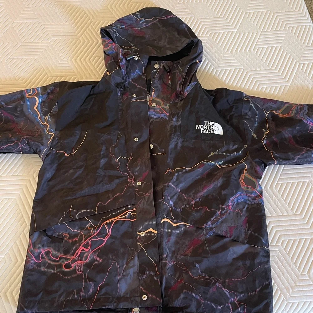 The North Face '86 Retro Mountain Jacket in the 'TNF Black Trail Glow Print'